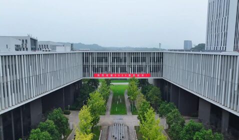 2025級(jí)新生軍訓(xùn)匯演暨表彰大會(huì)